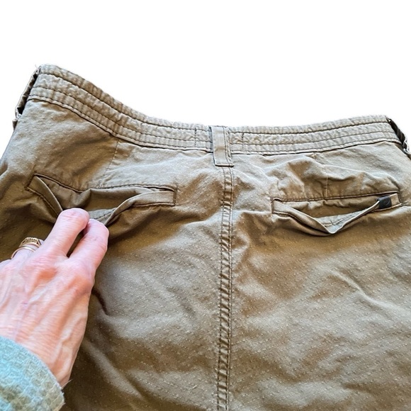 Levis Denizen Men's Cargo Shorts
Tan Brown Size 36 Waist Button
Drawstring - Picture 6 of 9